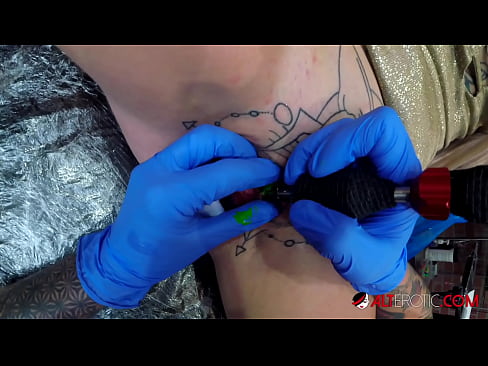 ❤️ Ekstreme tatuita varmulo Sully Savage ricevis tatuon sur sia klitoro ❤❌ Pornofilmo ĉe ni ﹏